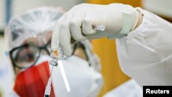 ARHIVA - Medicinska radnica pripremdozu vakcine protiv koronavirusa.