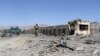 Arhiva - Pripadnik avganistanskih snaga bezbednosti u inspekciji mesta napada bombaša samoubica u Gardezu, pokrajina Paktia, Avganistan, 18. juna 2017.
