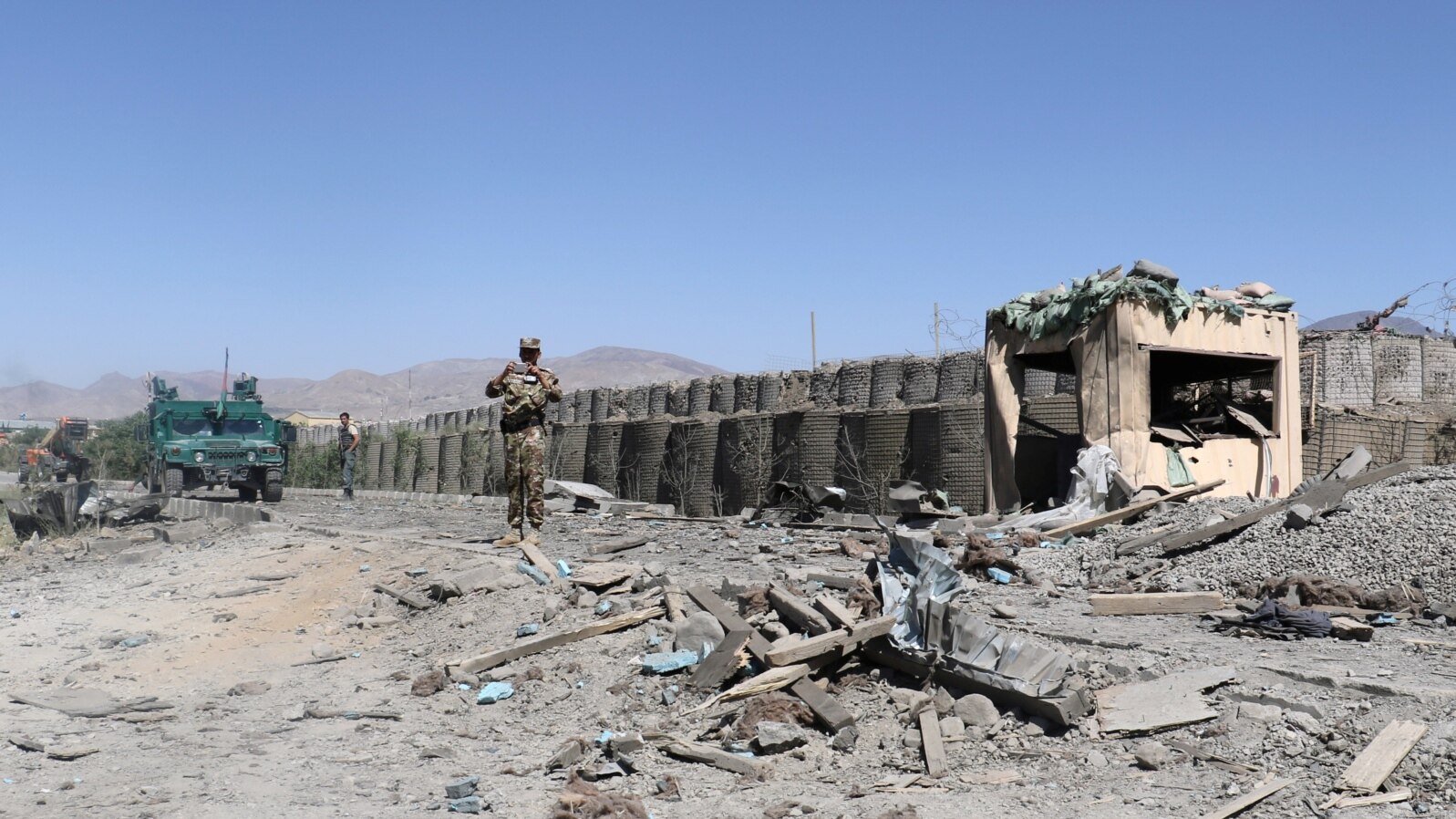 Arhiva - Pripadnik avganistanskih snaga bezbednosti u inspekciji mesta napada bombaša samoubica u Gardezu, pokrajina Paktia, Avganistan, 18. juna 2017.