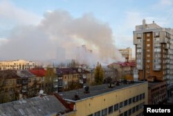 Asap mengepul di dekat kantor pusat administrasi perkeretaapian lokal yang rusak akibat penembakan selama konflik Rusia-Ukraina di Donetsk, Ukraina, 7 November 2022. (Foto: REUTERS/Alexander Ermochenko)