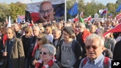 Des milliers de manifestants défilent à Varsovie, en Pologne, samedi 24 septembre 2016., 