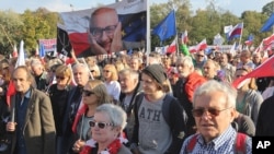 Des milliers de manifestants défilent à Varsovie, en Pologne, samedi 24 septembre 2016., 