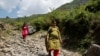 ARCHIVO - Una mujer embarazada baja una montaña después de votar en un colegio electoral remoto en Almi, la India, el 1 de junio de 2024, durante una ola de calor a nivel nacional.