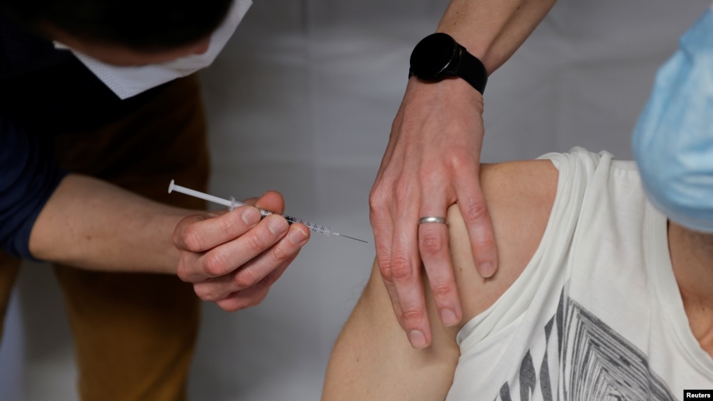 Seorang pria menerima dosis vaksin Moderna COVID-19 di pusat vaksinasi di Marcq-en-Baroeul di Prancis, 21 Maret 2021. (Foto: Reuters)