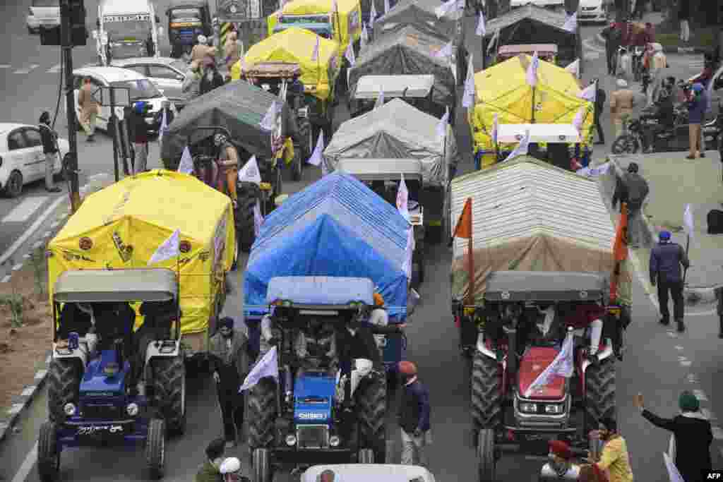 سیکڑوں کسان ٹریکٹر ٹرالیوں کے ساتھ احتجاج میں شریک ہیں اور شدید سردی کے باوجود احتجاج جاری رکھے ہوئے ہیں۔