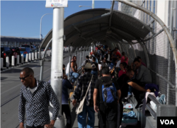 Migrants and regular border crossers are seen at the El Paso del Norte Bridge between Mexico and the U.S. The international bridge separates two border towns: El Paso in Texas from Ciudad Juarez in Mexico. (R. Taylor/VOA)