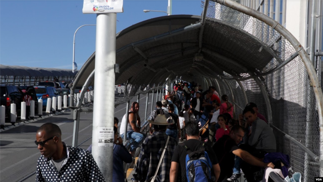 Kafilah migran dan para pelintas batas lainnya terlihat menyeberangi jembatan El Paso del Norte yang memisahkan dua kota perbatasan: El Paso (Texas, AS) dari Ciudad Juarez (Meksiko). (Foto: dok).