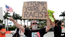 Florida'da bir protestocu