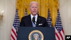 Prezidan Joe Biden pwononse yon diskou sou Afghanistan depi Sal Es Mezon Blanch la, 16 Out, 2021. 