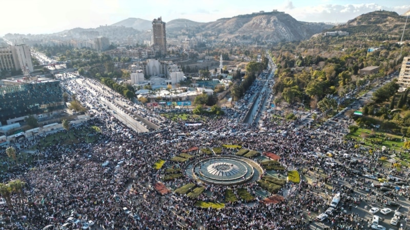 سەدان کەس لە دیمەشق خۆپیشاندان دەکەن بۆ دیموکراسی و مافی ژنان