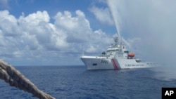 Anggota Penjaga Pantai China mendekati nelayan
Filipina di Scarborough Shoal di Laut China Selatan yang juga disebut Laut Filipina Barat, 23 September 2015.
