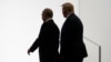 Putin dan Trump berjalan saat KTT G20 di Osaka, 28 Juni 2019. (Foto: Reuters/Kevin Lamarque)