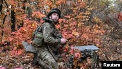 Украинский военнослужащий устанавливает систему спутниковой связи Starlink на позиции недалеко от линии фронта в Донецкой области, Украина, 16 октября 2026 года. REUTERS/Stringer/Архивное фото