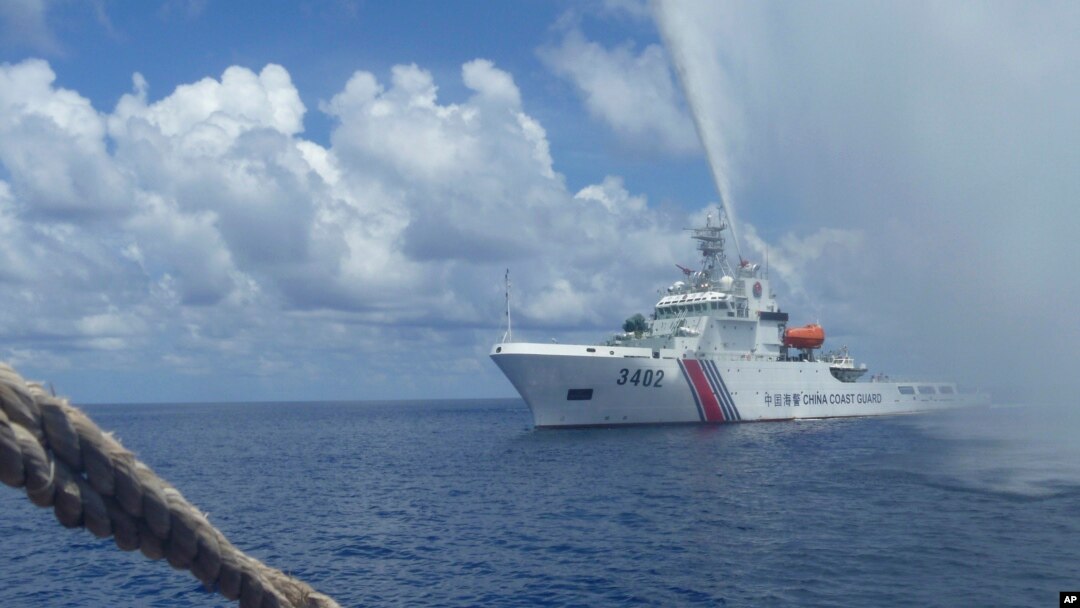 Anggota Penjaga Pantai China mendekati nelayan
Filipina di Scarborough Shoal di Laut China Selatan yang juga disebut Laut Filipina Barat, 23 September 2015.
