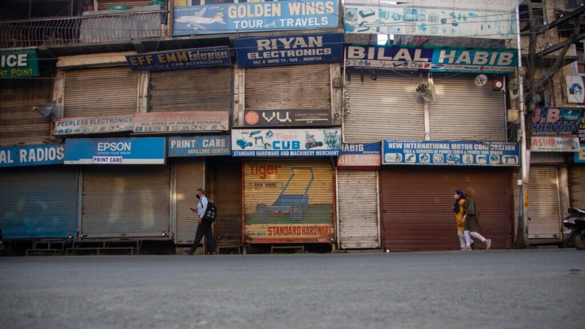 Indian Police Force End to Kashmir Shop Protest