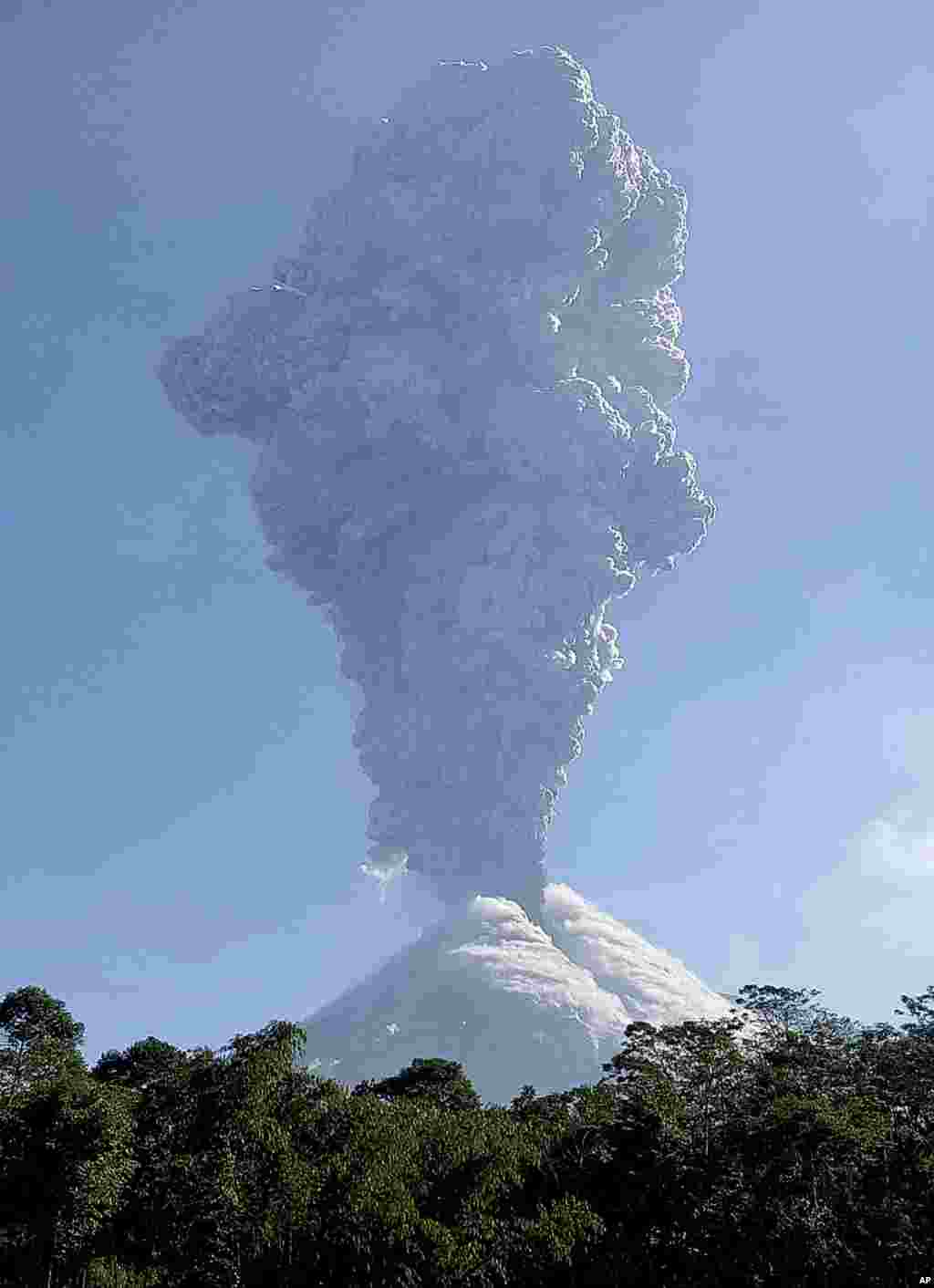 인도네시아 자바섬의 욕야카르타 인근에 있는 므라피 화산이 분화하면서 화산재가 하늘로 치솟고 있다.