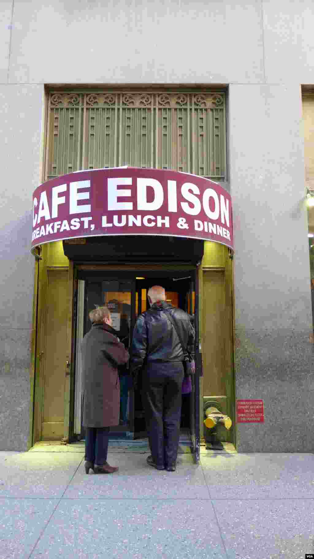 The entrance to Café Edison, near New York’s Times Square, VOA / Jeff Lunden.