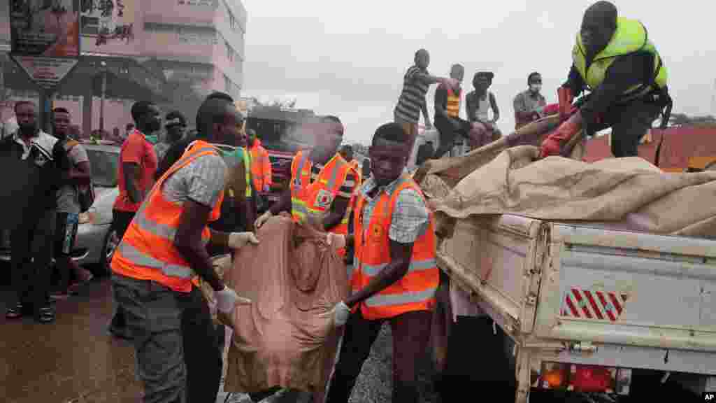 Les éléments de la Croix rouge ramassent les corps de victimes d&#39;une explosion qui s&rsquo;est déclarée à Accra, au Ghana, le jeudi 4 Juin 2015. &nbsp;