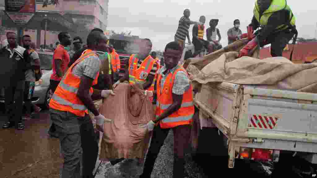 Ana sanya gawarwakin mutanen da suka mutu a fashewar wani abu a gidan mai cikin mota a Accra, babban birnin Ghana, alhamis 4 Yuni, 2015. Ambaliyar da aka yi ta yi gaba da man fetur zuwa wata wutar dake kunne a kusa da gidan man, wutar ta sanya wani abu yayi bindiga, ta kuma watsu zuwa gine-ginen dake kusa da wannan gidan mai. Mutane masu yawa suka mutu. &nbsp;