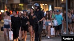 Policija evakuiše ljude nakon što se kombi uletio među pješake u ulicu Las Ramblas u centru Barcelone