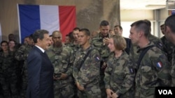 Presiden Perancis Nicolas Sarkozy menemui para anggota pasukan Perancis di Tora dalam kunjungan mendadak ke Afghanistan (12/7).