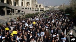 Demonstran anti pemerintah di Teheran, Iran, 5 Januari 2018.