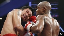 Petinju Filipina Manny Pacquiao dalan pertandingan tinju dengan Floyd Mayweather Jr. di Las Vegas, 2 Mei 2015. (AP/John Locher)