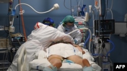 Trabajadores médicos asisten a un paciente de COVID-19 en una unidad de cuidados intensivos en el Hospital Del Mar en Barcelona, el 20 de enero de 2021. 
