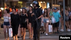 Polisi mengevakuasi kawasan La Rambla di Barcelona, Spanyol, Kamis (17/8). 