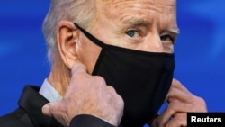 Biden ordenará el uso de máscaras en los edificios federales y en los viajes interestatales.