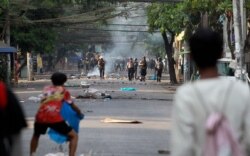 1일 미얀마 양곤에서 군부 쿠데타에 반대하는 시위가 계속됐다.