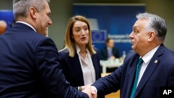 1일 벨기에 브뤼셀 유럽연합(EU) 본부에서 빅토르 오르반(오른쪽) 헝가리 총리와 카를 네함머(왼쪽) 오스트리아 총리가 악수하고 있다. 가운데는 로베르타 멧솔라 유럽의회 의장.
