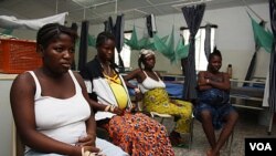 Para perempuan Sierra Leone yang sedang hamil menunggu saat melahirkan di rumah sakit di Freetown (foto: dok). AKI di dunia turun separuh dalam kurun 1990-2010.