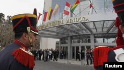 Miembros del regimiento General San Martín vigilan la entrada del hotel sede la reunión del Mercosur y Unasur.