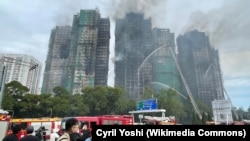 香港新界大埔区住宅宏福苑发生严重火灾，浓烟从被火烧的建筑物中升起。(2025年11月27日)