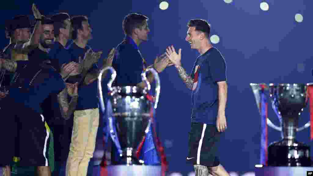 Lionel Messi de Barcelone, à droite, célèbre avec ses coéquipiers après avoir remporté le match de la finale de Champions League en battant la Juventus Turin 3-1 au stade Camp Nou à Barcelone, Espagne, 7 Juin, ici à 2015.