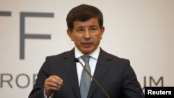 Menteri Luar Negeri Turki, Ahmet Davutoglu mengimbau pasukan Suriah dan kelompok-kelompok pemberontak untuk melakukan gencatan senjata pada hari libur umat Islam pekan depan (Foto: dok).