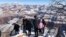 Turistas aprovechan para tomarse fotografías en el Gran Cañón cubierto de nieve, algo poco inusual. 