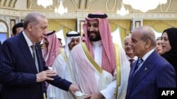 شهباز شریف، نخست‌ وزیر پاکستان، محمد بن‌سلمان، ولیعهد عربستان، و  رجب‌ طیب اردوغان، رئیس‌ جمهوری ترکیه، در روز امضای پیمان دفاعی مکه (جمعه ۱۶ مرداد ۱۴۰۵)