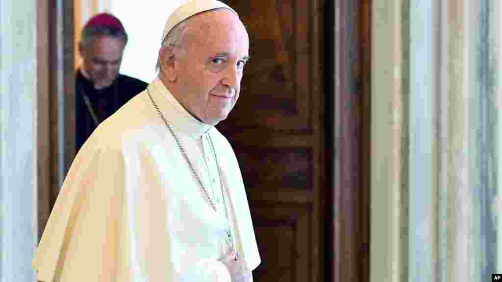 Le pape François regarde après son audience privée avec la chancelière allemande Angela Merkel, au Vatican, le 17 juin 2017.