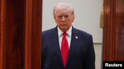 도널드 트럼프 대통령이 4월 1일 진행한 대국민 연설을 위해 입장하고 있다.