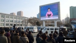 6일 평양 시민들이 대형 화면으로 북한 당국의 수소폭탄 핵실험 성공 발표를 보고 있다.