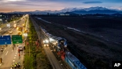 La policía investiga el choque de dos trenes en San Bernardo, Santiago, Chile, el jueves 20 de junio de 2024.
