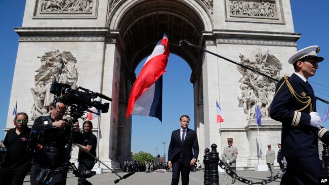 El presidente de Francia, Emmanuel Macron, asiste a la ceremonia del 73 aniversario del fin de la Segunda Guerra Mundial en el Arco de Triunfo en París el martes, 8 de mayo, de 2018.