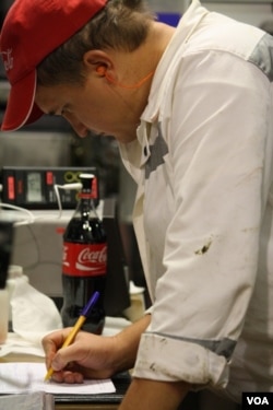 Засучив рукава, работники Coca-Cola со всей тщательностью проверяют качество производимого ими напитка