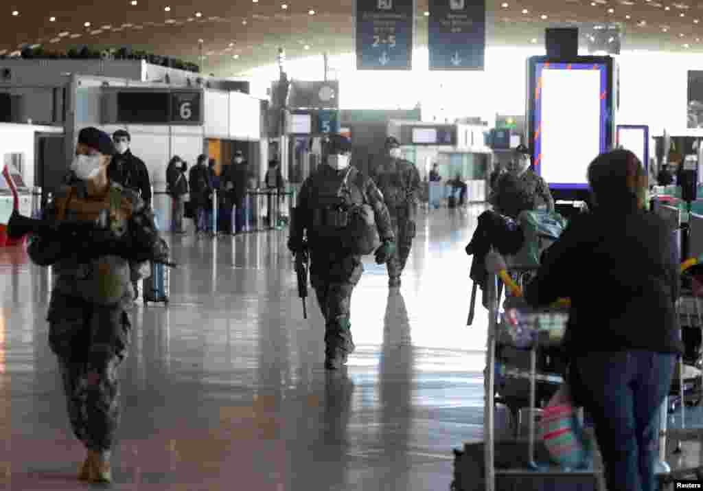 فرانس کے ہوائی اڈوں کی نگرانی کے لیے فوجی اہلکار تعینات کئے گئے ہیں۔ یہ فوجی ایئر پورٹ پر گشت کے دوران نہ صرف خود احتیاطی تدابیر کا خیال رکھتے ہیں بلکہ مسافروں، عملے اور وہاں آنے والے تمام افراد کو بھی حفاظتی اقدامات اختیار کرنے پر زور دیتے ہیں۔ &nbsp; &nbsp; 