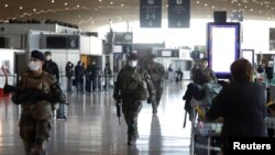 Des soldats français, portant des masques protecteurs, patrouillent à l'aéroport Paris Charles de Gaulle à Roissy-en-France lors de l'épidémie de coronavirus (COVID-19) en France le 14 mai 2020. Photo prise le 14 mai 2020. REUTERS / Charles Platiau - RC2SRG9UCGIU
