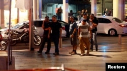 Polisi Israel mengamankan lokasi terjadinya penembakan di Tel Aviv, Rabu (8/6) malam. 