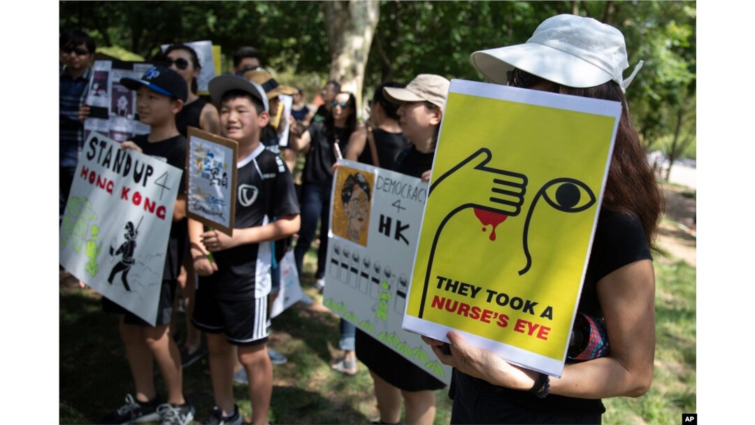 Para pengunjuk rasa yang menunjukkan dukungan untuk Hong Kong berkumpul Lapangan Lafayette di depan Gedung Putih di Washington,18 Agustus 2019. (Foto: AP)