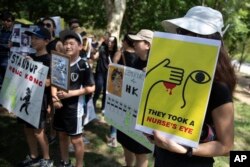 Para pengunjuk rasa yang menunjukkan dukungan untuk Hong Kong berkumpul Lapangan Lafayette di depan Gedung Putih di Washington,18 Agustus 2019. (Foto: AP)